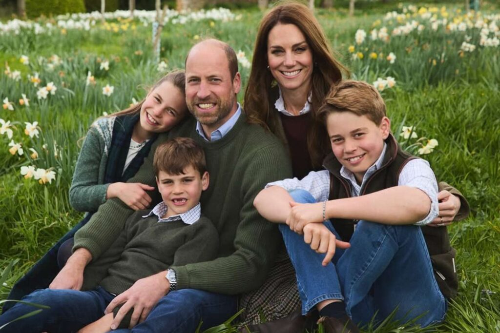 Kate Middleton and Prince William Star in New Christmas Card Photo with Kids