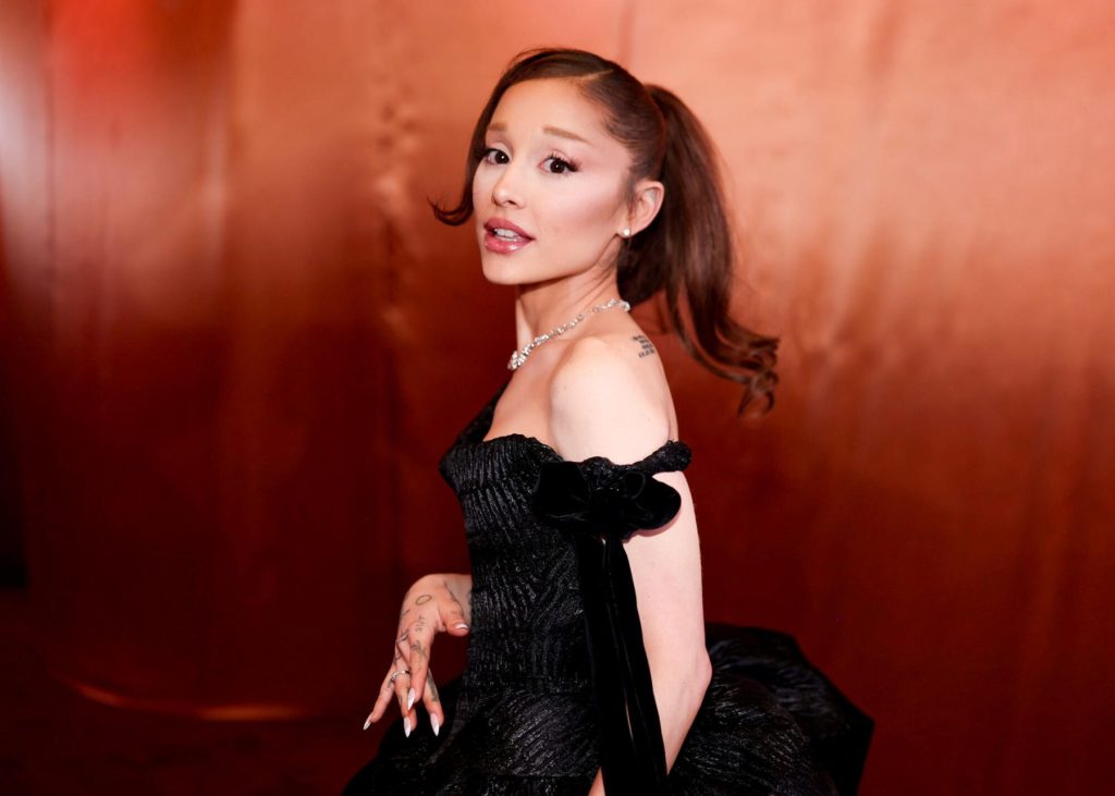 Ariana Grande Reacts to Photoshop Fail That Gave Her Six Fingers