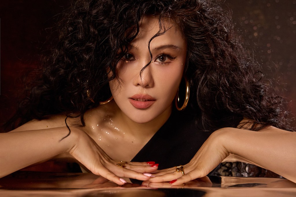 Tia Ray Drops English Single ‘PHONE’ Worldwide