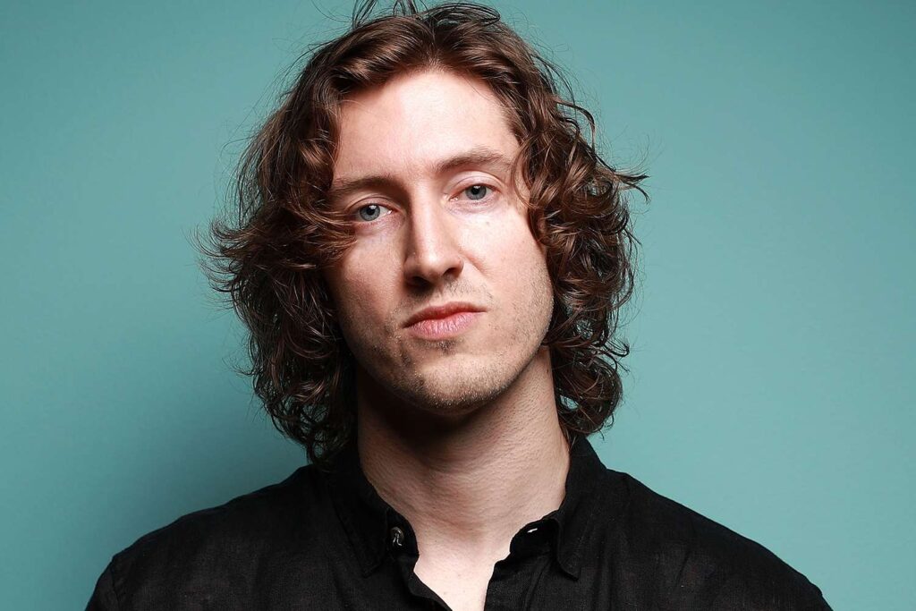 Dean Lewis Apologizes for Inappropriate Behavior with Female Fans