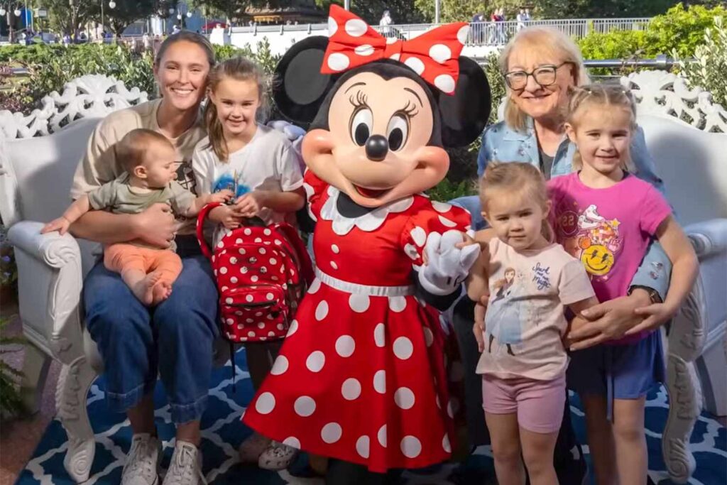 Jason and Kylie Kelce’s Daughters Meet Minnie Mouse at Disney World