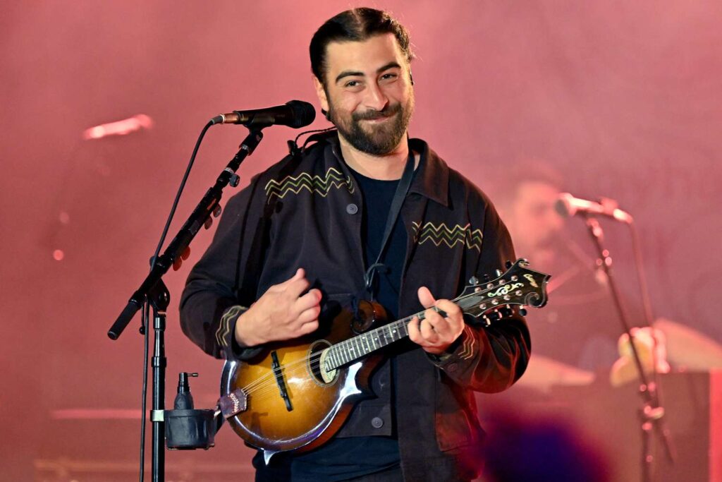 Noah Kahan on Why It’s a ‘Compliment’ When People Call His Music a ‘Snooze Fest’