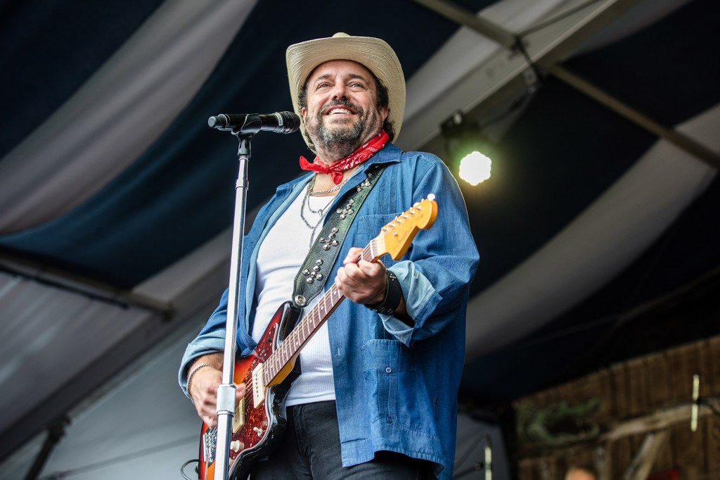 The Mavericks lead Singer Dies After Cancer Battle